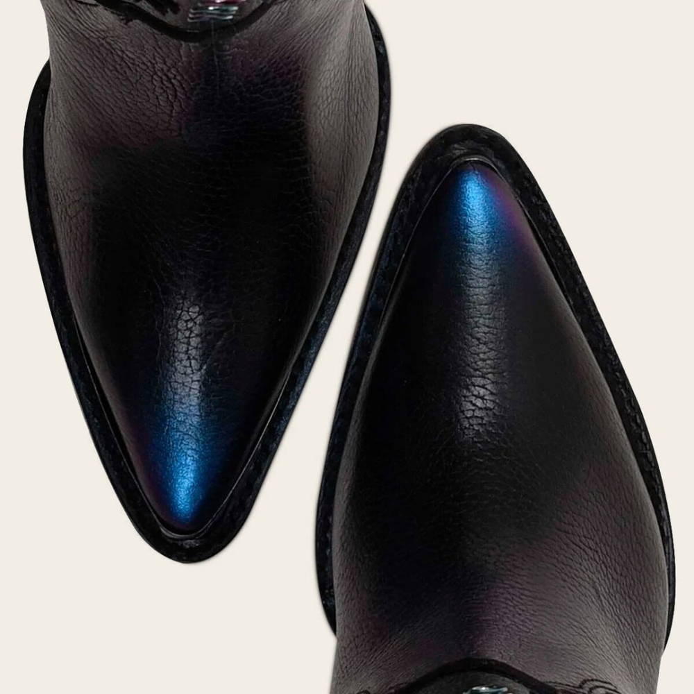 Close-up of the pointed toe.